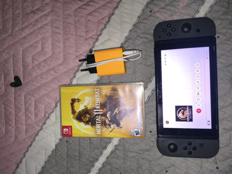 Nintendo Switch con Mortal Kombat 11 y accesorios - 3