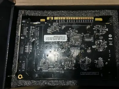 Tarjeta gráfica AMD con ventilador integrado - miniatura 2