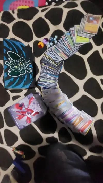 Colección de cartas Pokémon con caja metálica - miniatura 1