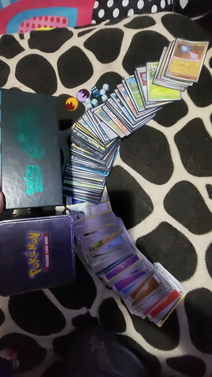 Colección de cartas Pokémon con caja metálica - 2
