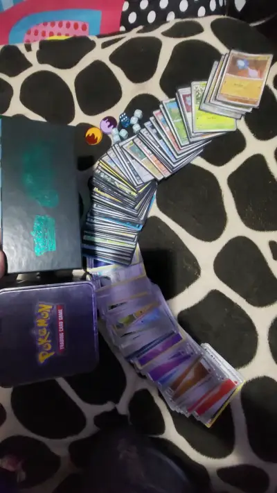Colección de cartas Pokémon con caja metálica - miniatura 2