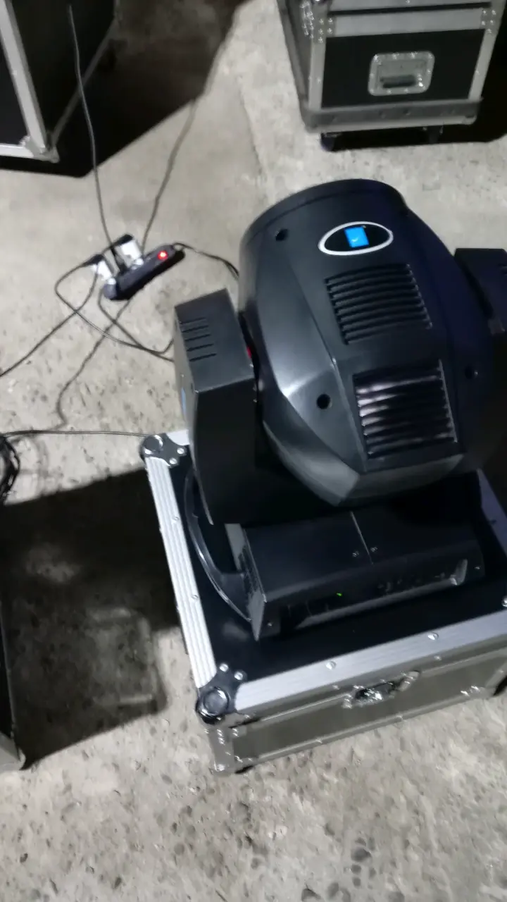 Cabeza móvil 7R 230 watts iluminación de escenario - 1