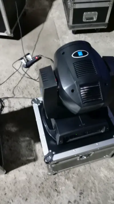 Cabeza móvil 7R 230 watts iluminación de escenario - miniatura 1