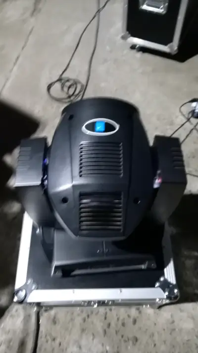 Cabeza móvil 7R 230 watts iluminación de escenario - miniatura 2