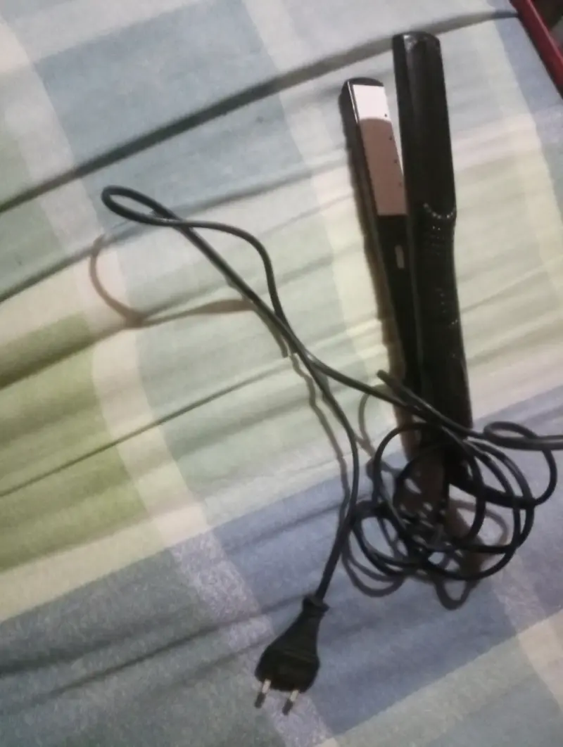 Plancha de Pelo Negra en Buen Estado - 2