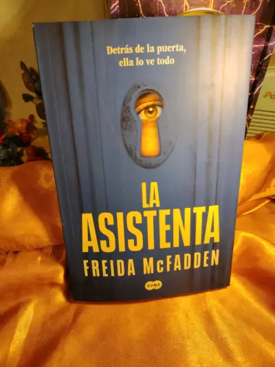 Trilogía de libros La Asistenta de Freida McFadden - miniatura 1