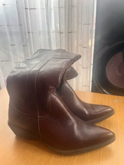 Botas de cuero café para mujer con tacón bajo - miniatura 1