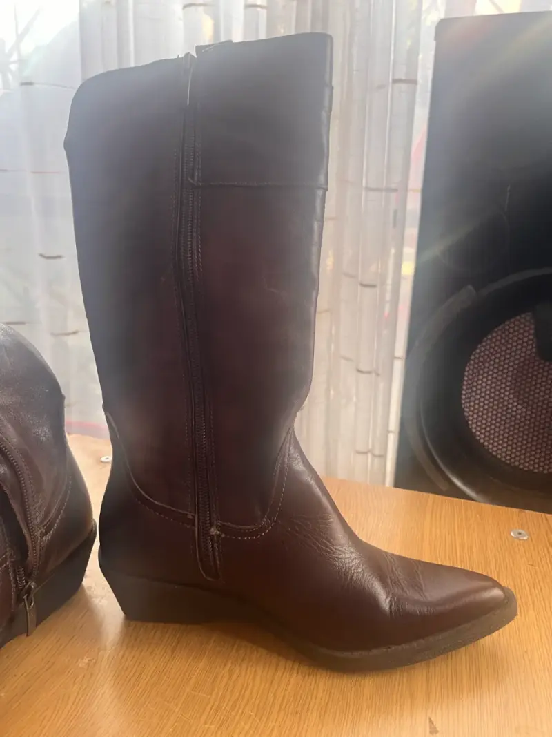 Botas de cuero café para mujer con tacón bajo - 2