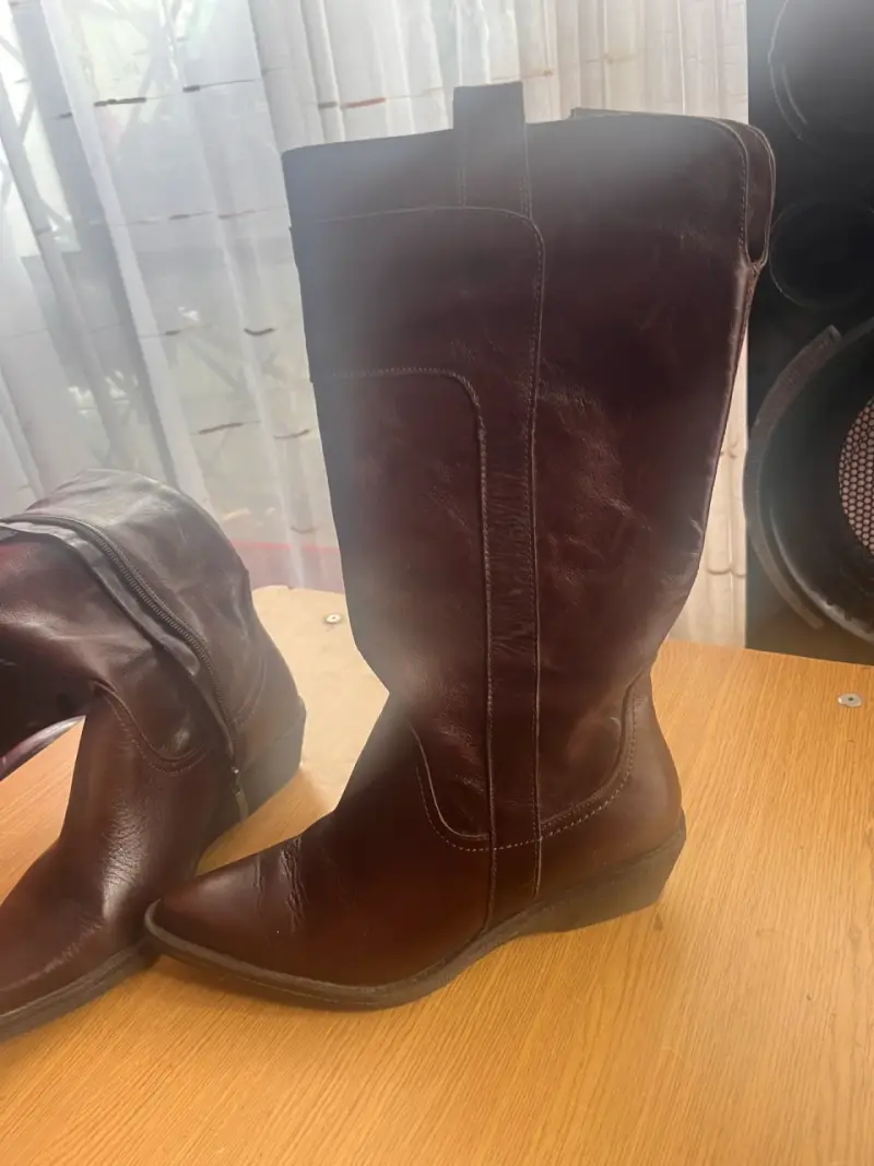 Botas de cuero café para mujer con tacón bajo - 3