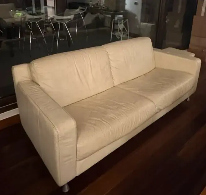 Sofá de cuero beige en buen estado
