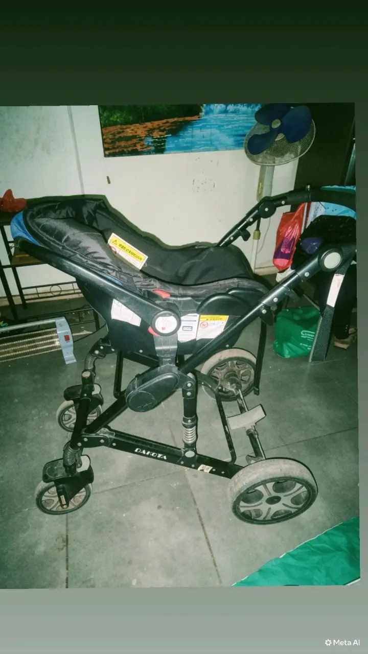 Coche de bebé Bebeglo negro con base segura - 1