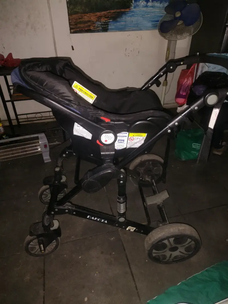 Coche de bebé Bebeglo negro con base segura - 2
