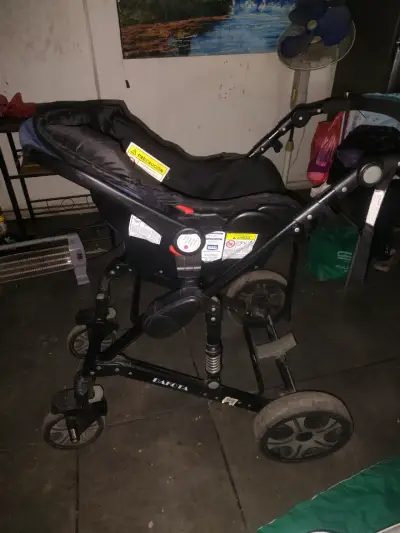 Coche de bebé Bebeglo negro con base segura - miniatura 2