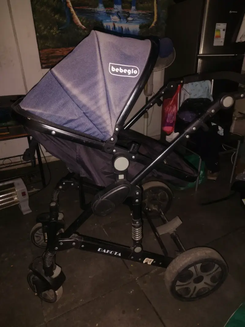 Coche de bebé Bebeglo negro con base segura - 3