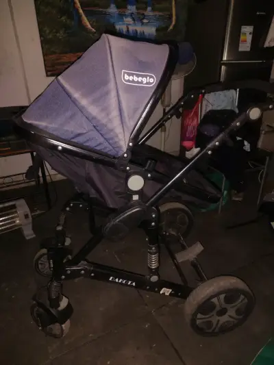Coche de bebé Bebeglo negro con base segura - miniatura 3
