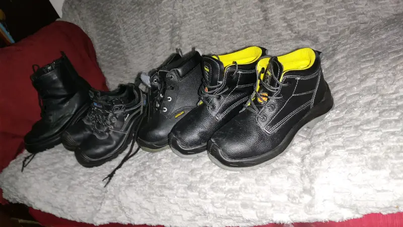Botas de seguridad negras con interior amarillo