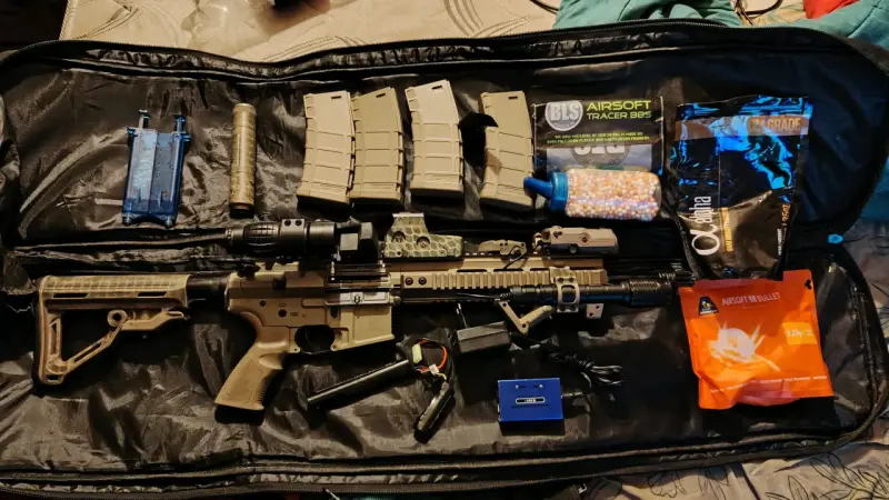 Réplica Airsoft M4 con accesorios y cargadores - 1