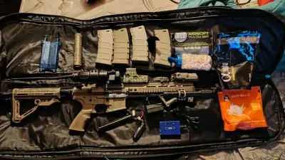 Réplica Airsoft M4 con accesorios y cargadores - miniatura 1