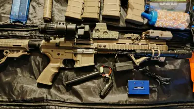 Réplica Airsoft M4 con accesorios y cargadores - miniatura 2