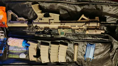 Réplica Airsoft M4 con accesorios y cargadores - miniatura 3