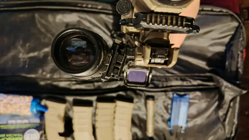 Réplica Airsoft M4 con accesorios y cargadores - 4