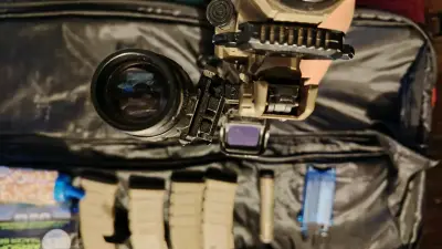 Réplica Airsoft M4 con accesorios y cargadores - miniatura 4