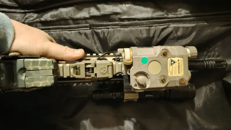 Réplica Airsoft M4 con accesorios y cargadores - 6