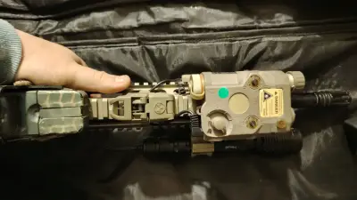 Réplica Airsoft M4 con accesorios y cargadores - miniatura 6