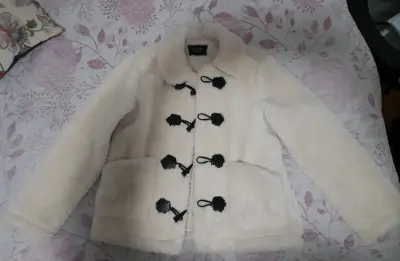 Abrigo de lana sintética beige con botones decorativos - miniatura 1