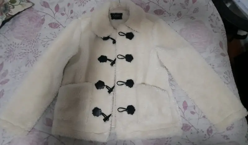 Abrigo de lana sintética beige con botones decorativos - 2