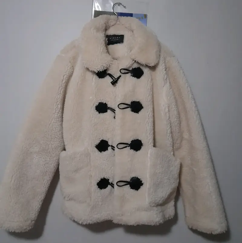 Abrigo de lana sintética beige con botones decorativos - 3