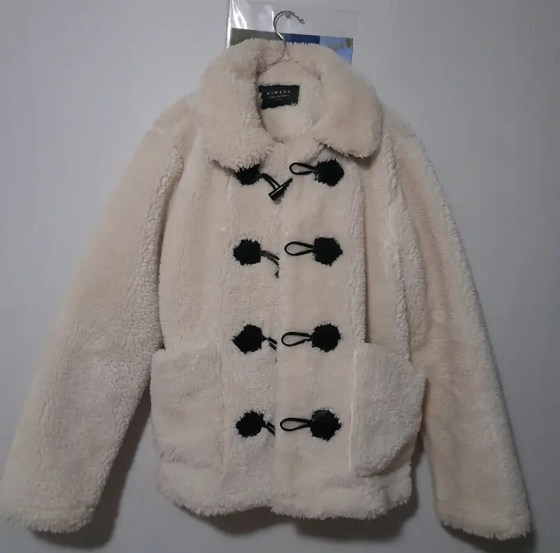 Abrigo de lana sintética beige con botones decorativos - 4