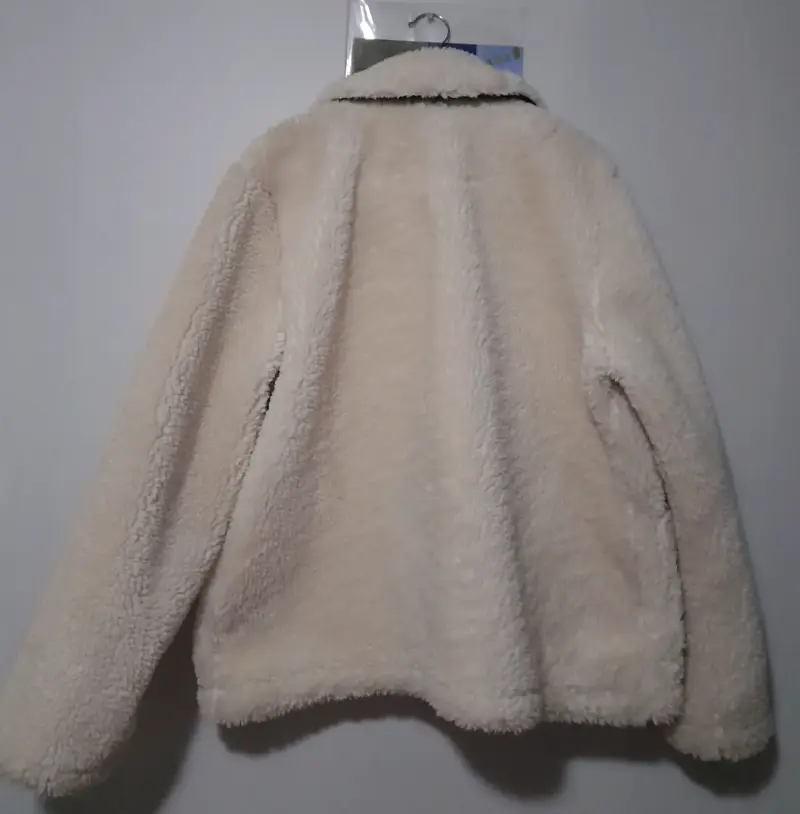 Abrigo de lana sintética beige con botones decorativos - 5