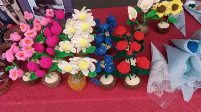 Ramos de flores tejidas a crochet coloridas - miniatura 1