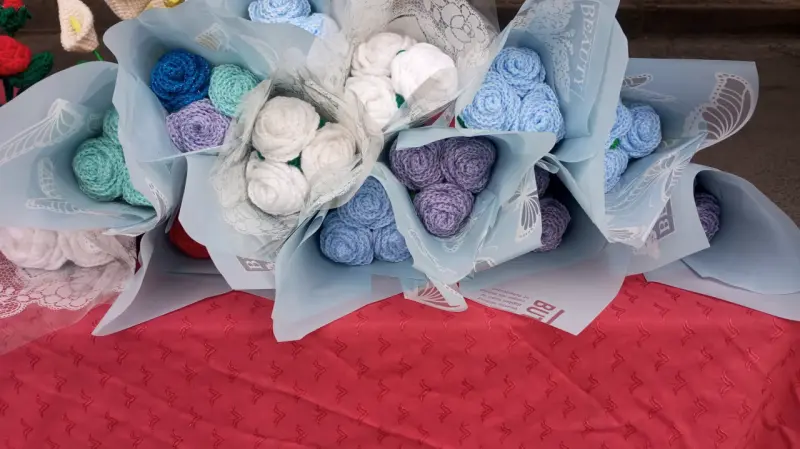 Ramos de flores tejidas a crochet coloridas - 2