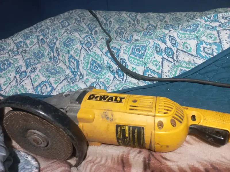 Esmeril Angular 9'' 2200W Dewalt usado - 2
