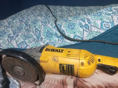 Esmeril Angular 9'' 2200W Dewalt usado - miniatura 2