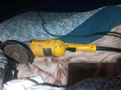 Esmeril Angular 9'' 2200W Dewalt usado - miniatura 3