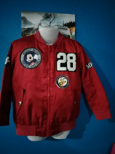 Chaqueta roja infantil con diseño de Mickey Mouse - miniatura 2