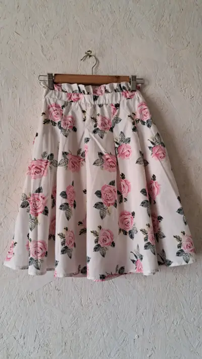 Falda floral  con diseño de rosas - miniatura 1