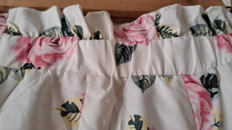 Falda floral  con diseño de rosas - 3