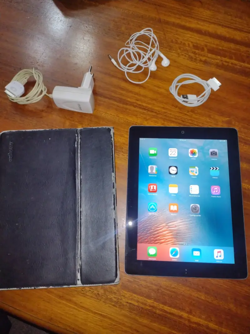 iPad con accesorios y funda en buen estado - 1