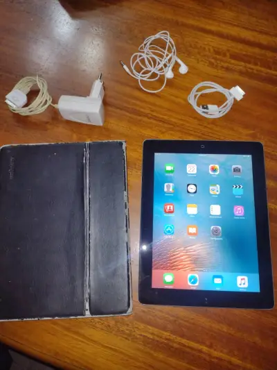 iPad con accesorios y funda en buen estado - miniatura 1