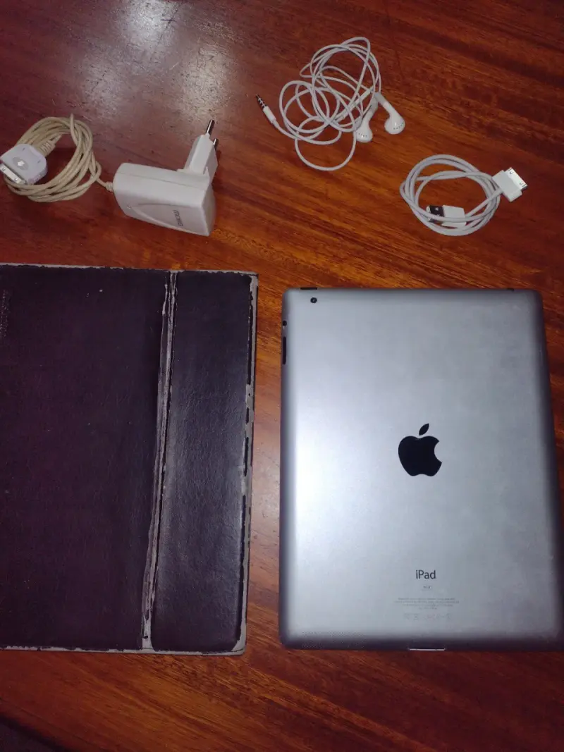 iPad con accesorios y funda en buen estado - 2