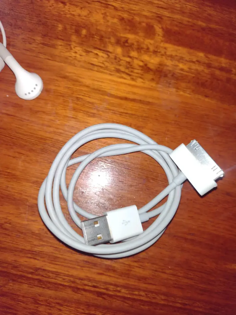 iPad con accesorios y funda en buen estado - 5