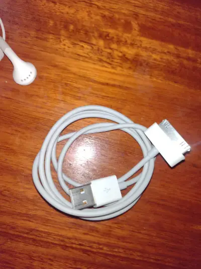 iPad con accesorios y funda en buen estado - miniatura 5