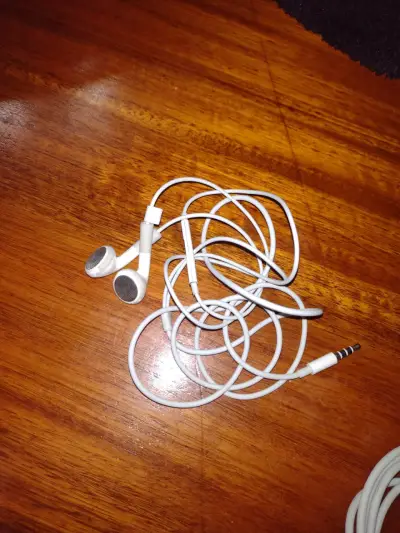 iPad con accesorios y funda en buen estado - miniatura 6