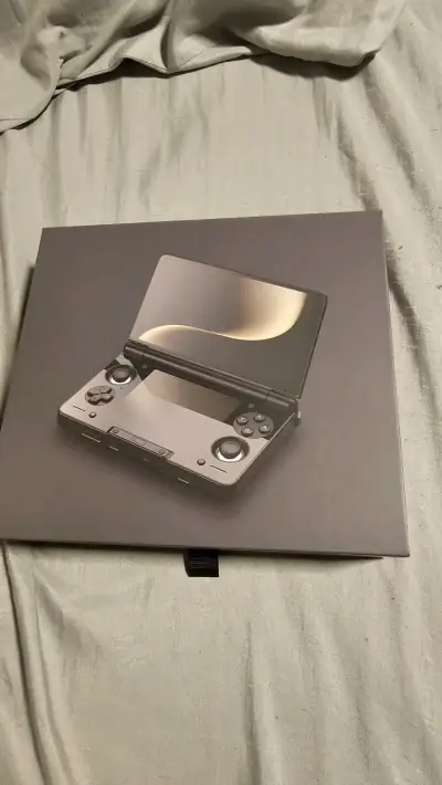 Consola portátil AYANEO Thor con pantalla dual - miniatura 1
