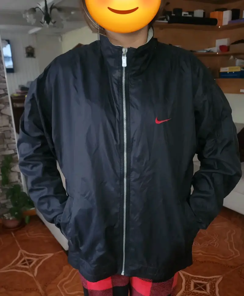 Chaqueta deportiva negra Nike con logo rojo - 1
