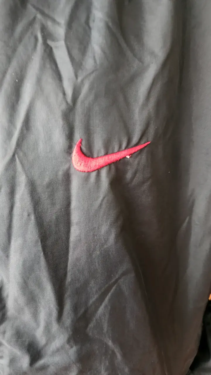 Chaqueta deportiva negra Nike con logo rojo - 2
